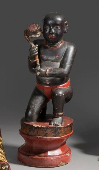 Statuette d'adorant en bois laqué noir et...
