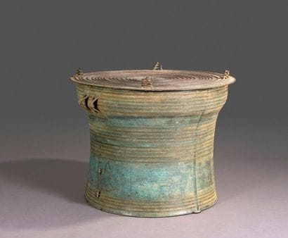 Objet de rituel dit tambour de pluie en bronze...