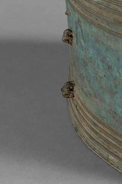 Objet de rituel dit tambour de pluie en bronze...