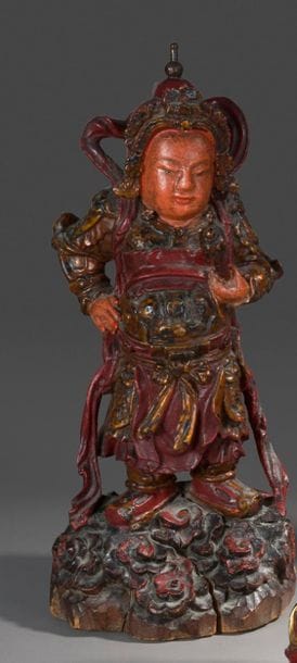 Statuette en bois laqué polychrome figurant...