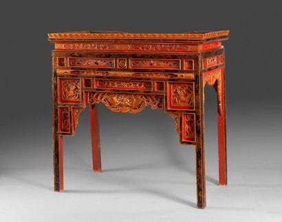 Autel des ancêtres en bois laqué rouge et...