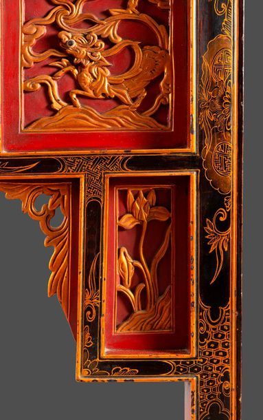 Autel des ancêtres en bois laqué rouge et...
