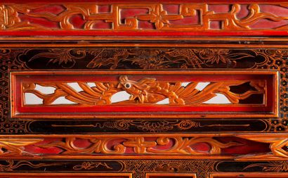 Autel des ancêtres en bois laqué rouge et...