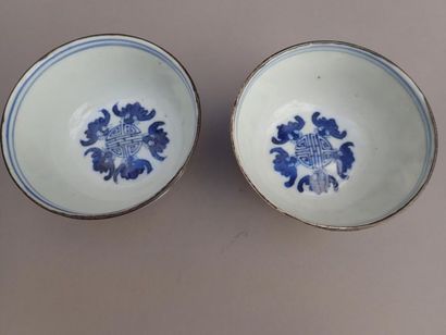 Paire de bols en porcelaine de Chine à décor...