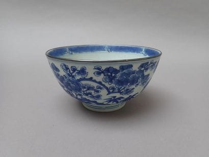 Grand bol en forme de cloche en porcelaine...