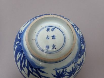 Grand bol en forme de cloche en porcelaine...