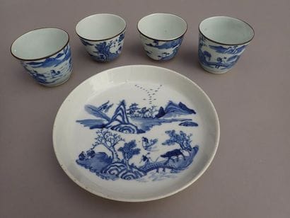 4 tasses à thé et une coupelle en porcelaine...