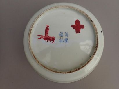 4 tasses à thé et une coupelle en porcelaine...