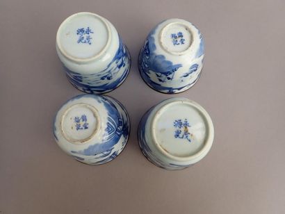 4 tasses à thé et une coupelle en porcelaine...