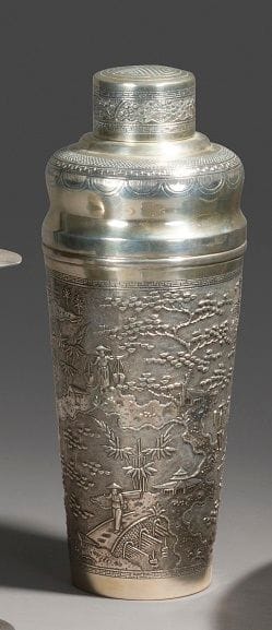 Shaker en argent (bas-titre) finement ciselé...