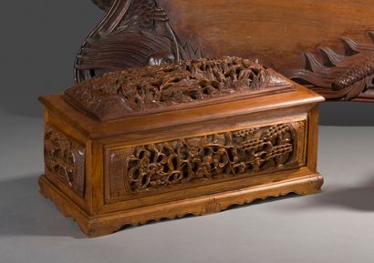 Un coffret en bois exotique sculpté, ajouré...