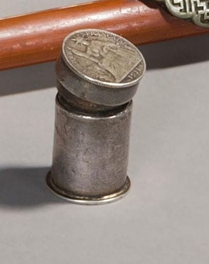 Boîte à opium cylindrique en argent ornée...