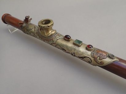 Pipe en bambou teinté ornée de cabochons...