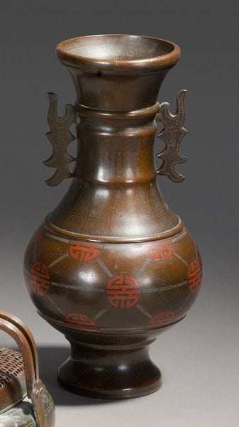 Petit vase balustre en bronze à deux anses,...