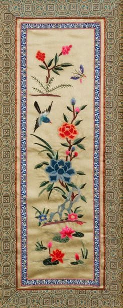 Deux broderies polychrome encadrées à décor...