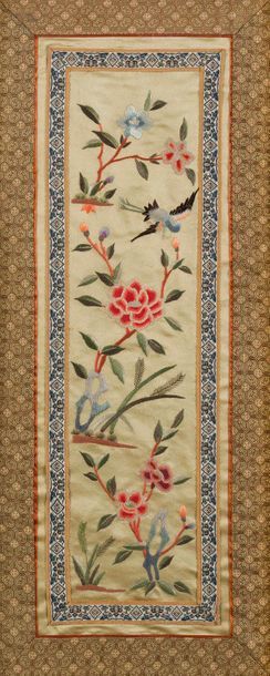 Deux broderies polychrome encadrées à décor...