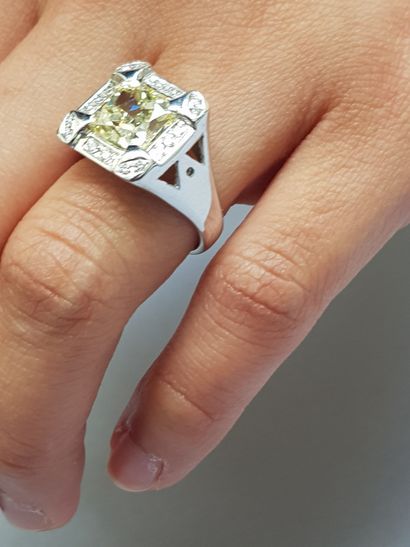 Bague chevalière en or blanc 18K (750 °/°°)...