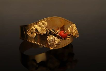 
Bracelet jonc en métal doré orné d'un motif...