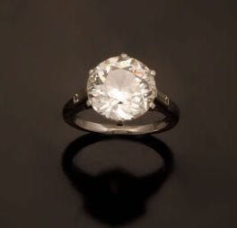 Bague solitaire en platine 950 °/°° ornée...