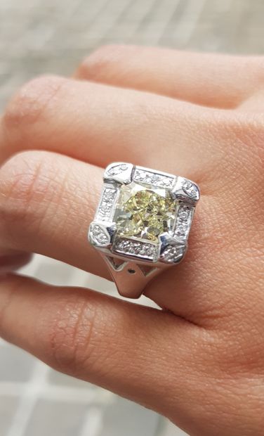 Bague chevalière en or blanc 18K (750 °/°°)...