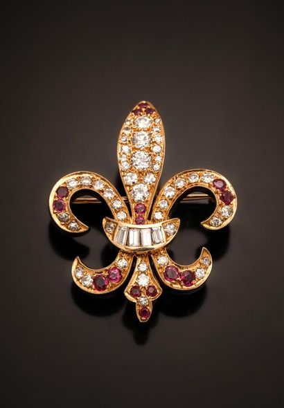 Broche fleur de lys formant pendentif en...