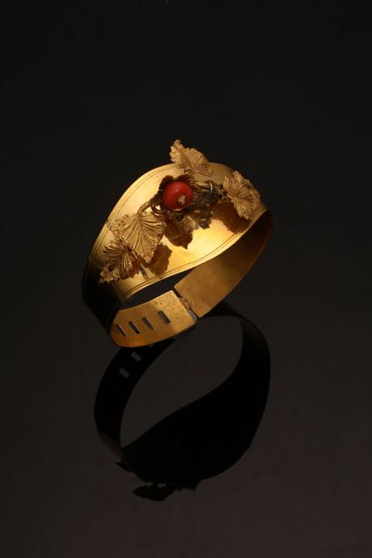 
Bracelet jonc en métal doré orné d'un motif...