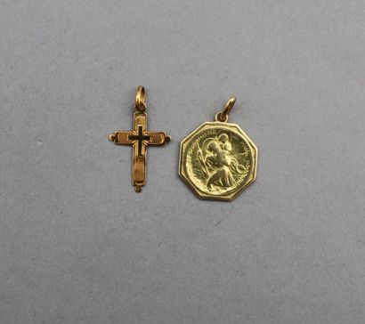 Lot en or 18K (750 °/°°) comprenant : 

-...