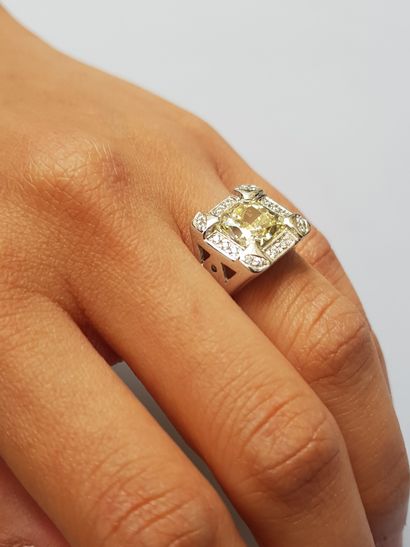 Bague chevalière en or blanc 18K (750 °/°°)...