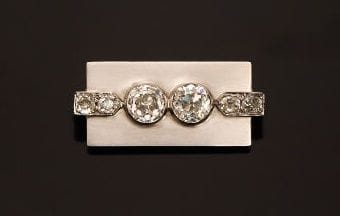 Broche en or gris 18K (750 °/°°) et platine...