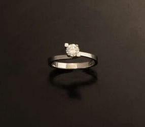 Bague solitaire en or gris 18K (750 °/°°)...