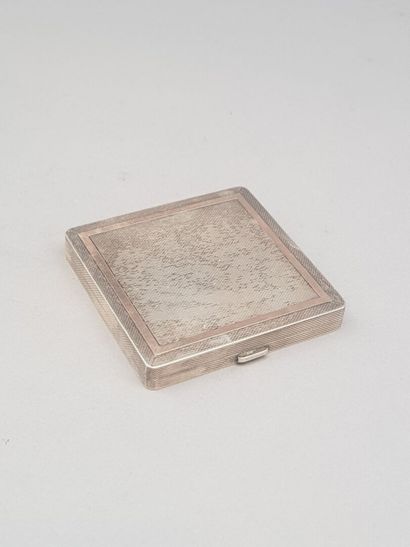 Poudrier en argent et vermeil (sup. 800 °/°°).

Première...