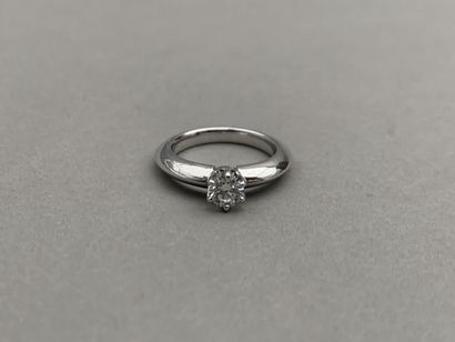 Bague solitaire en or blanc 18K (750°/°°)...