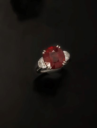 Bague en or blanc 18K (750 °/°°) ornée de...