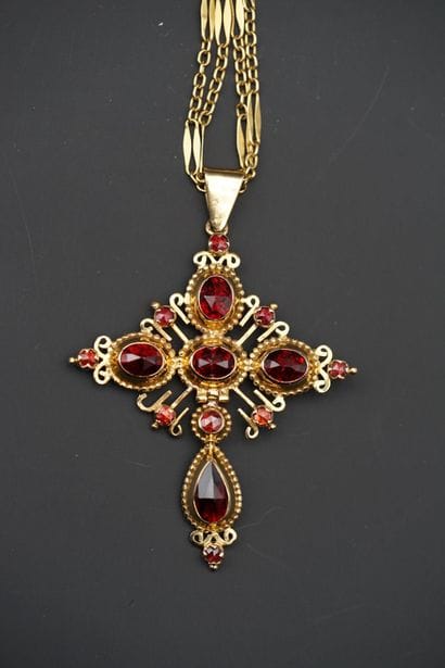Croix dite badine en or jaune 18K (750 °/°°),...