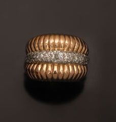 Bague composée de trois godrons rainurés...