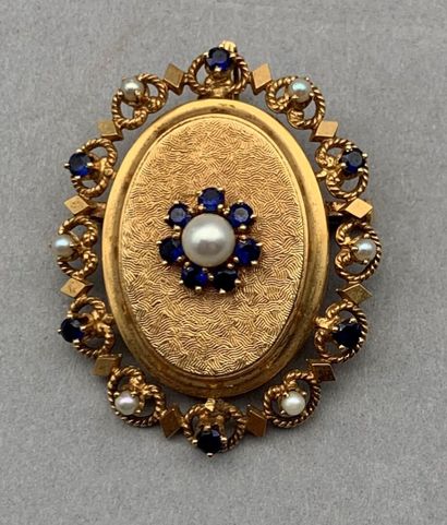 Pendentif cassolette formant broche en or...