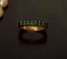 Demi-alliance moderniste en or jaune 18K...
