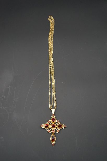 Croix dite badine en or jaune 18K (750 °/°°),...