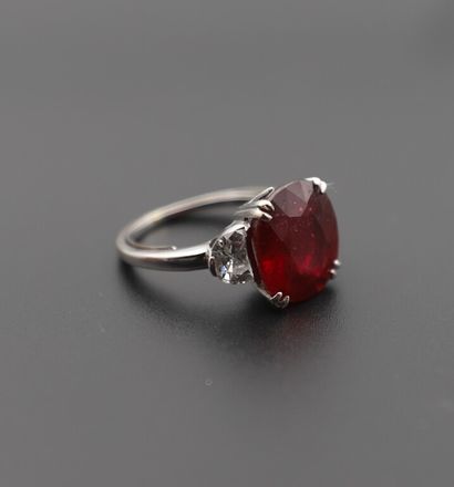 Bague en or blanc 18K (750 °/°°) ornée de...