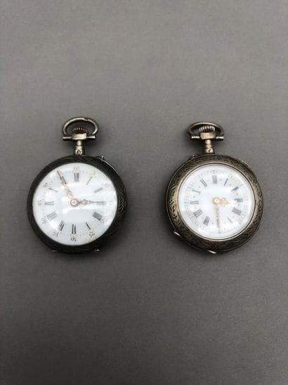 Lot comprenant : 

- Une petite montre de...