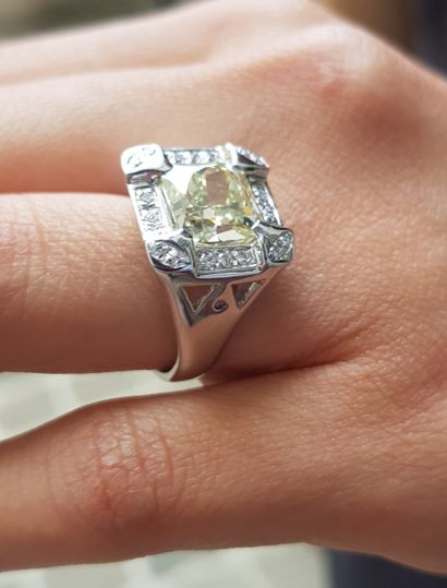 Bague chevalière en or blanc 18K (750 °/°°)...