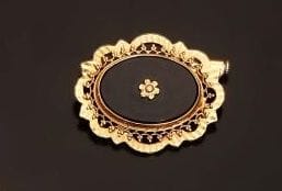 Broche en or jaune 18K (750 °/°°) avec plaques...