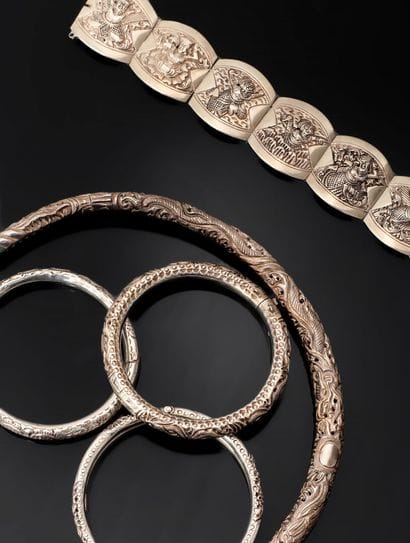 
Ensemble de bijoux en argent 800°/°° ciselé...