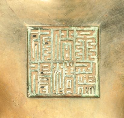 Perfume burner on a lotiform base in bronze...