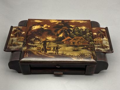 Boîte coiffeuse en bois laqué polychrome...