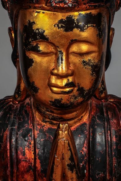 Grand Bouddha en bois laqué rouge et or....