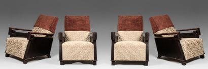 Suite de 4 fauteuils en bois laqué, les accoudoirs...