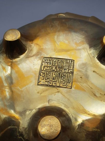 Important tripod incense burner of round...