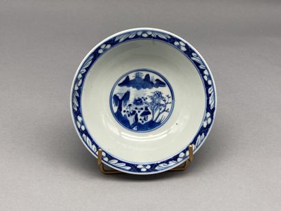 Lot including: 

- A blue and white porcelain...