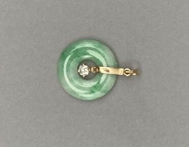 Disque en jade jadéite monté en pendentif...